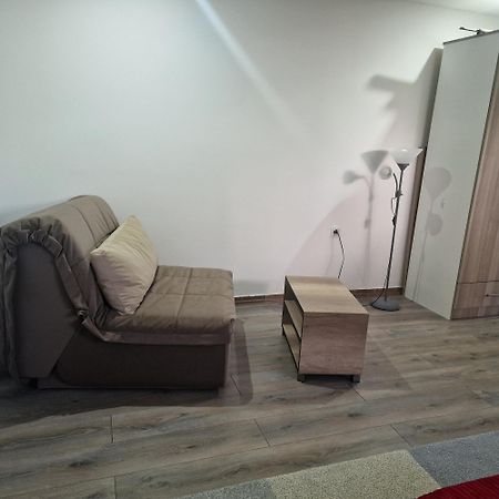 Square Apartment Парачин Екстериор снимка