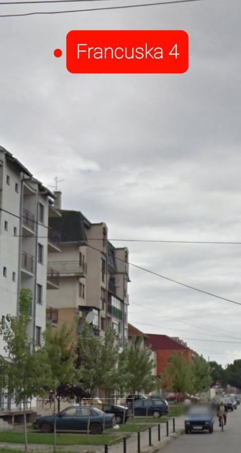 Square Apartment Парачин Екстериор снимка