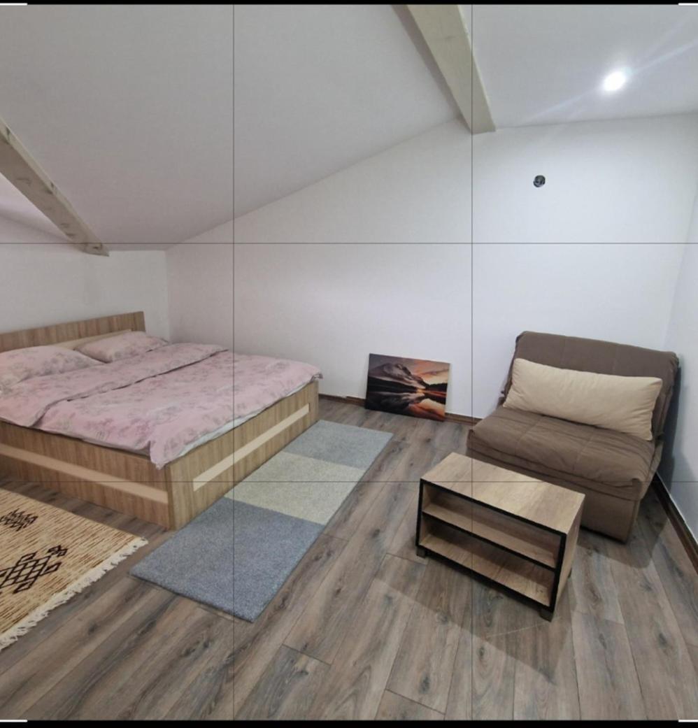 Square Apartment Парачин Екстериор снимка
