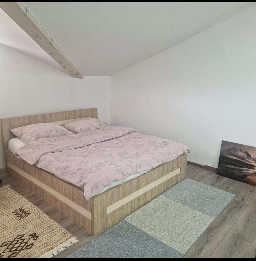 Square Apartment Парачин Екстериор снимка