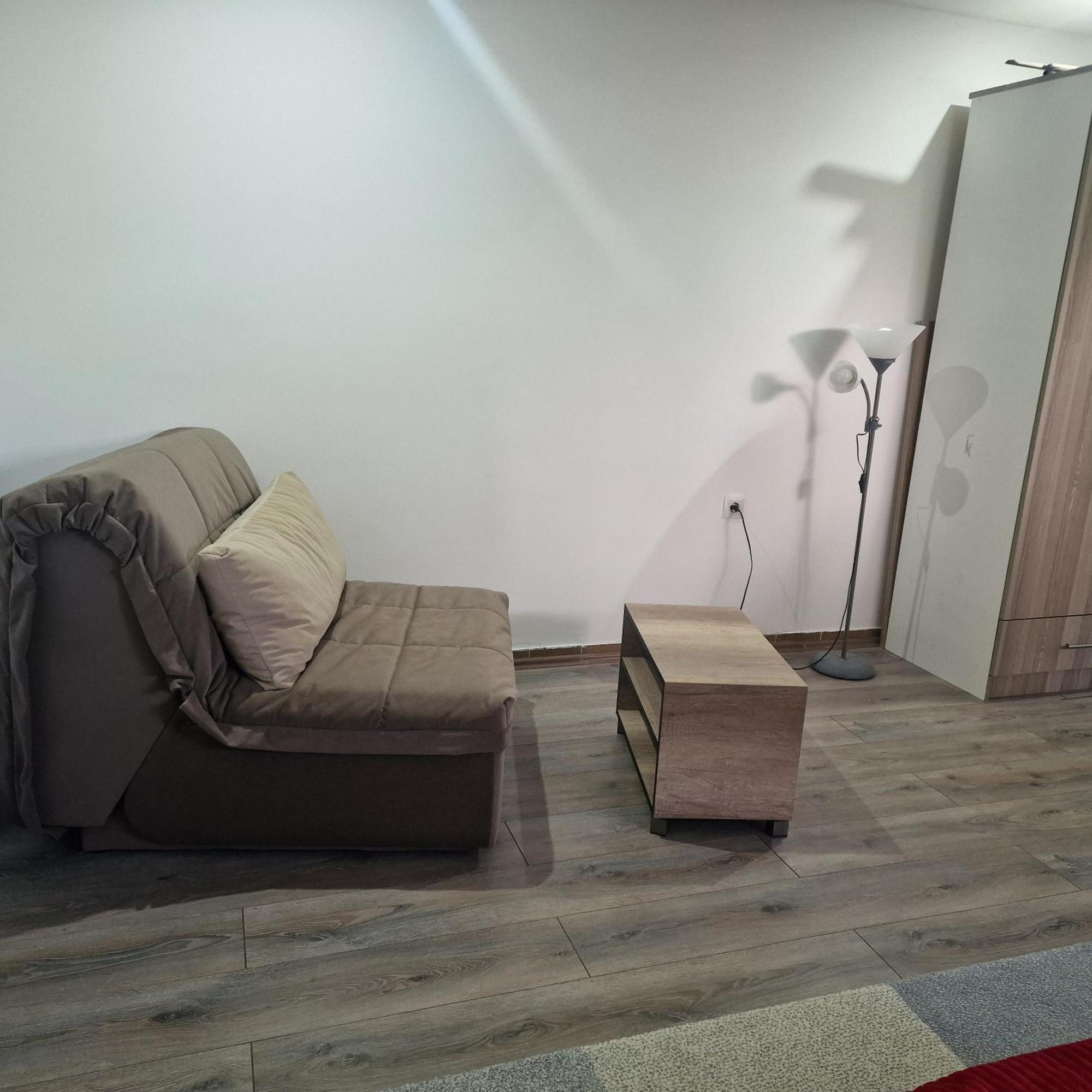 Square Apartment Парачин Екстериор снимка