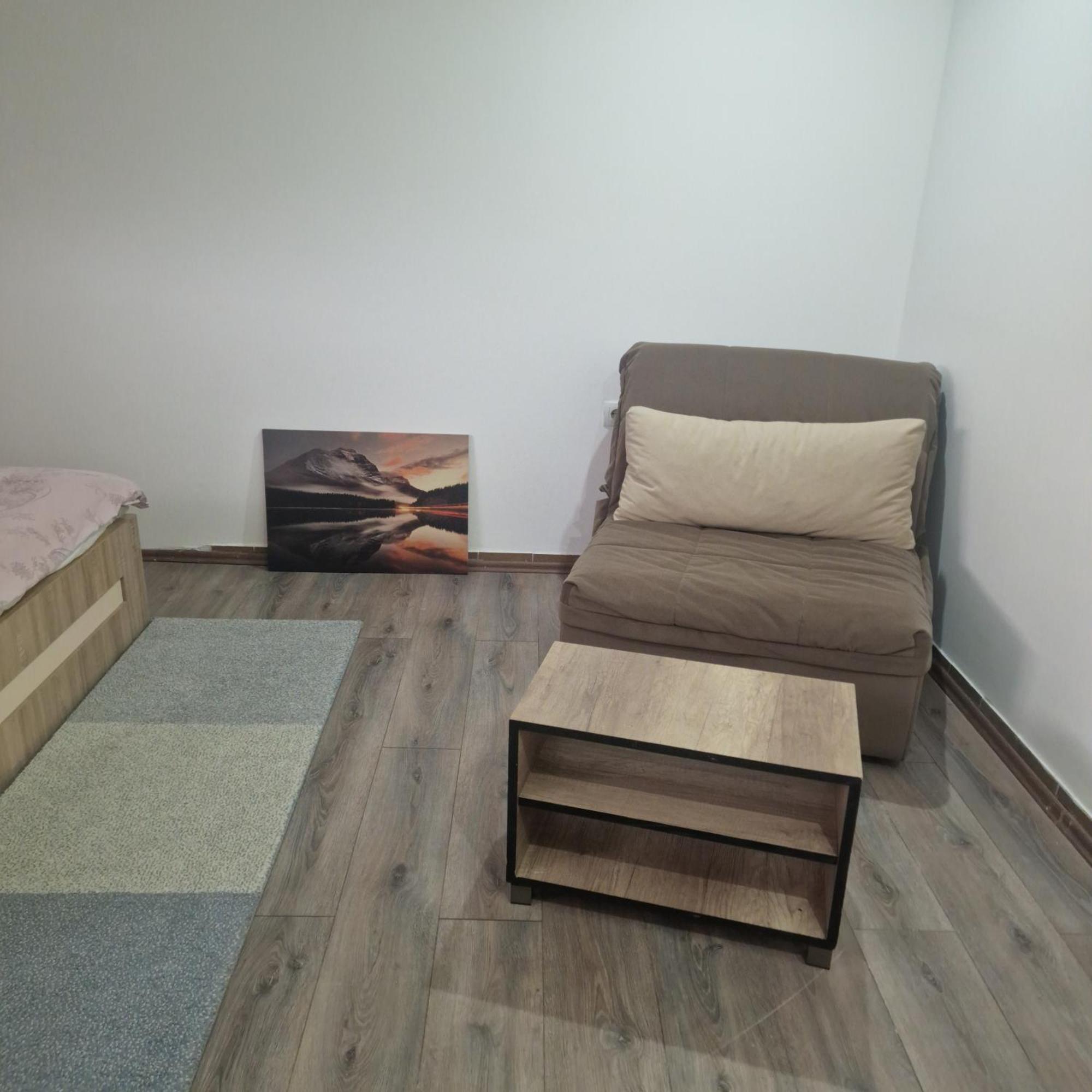 Square Apartment Парачин Екстериор снимка